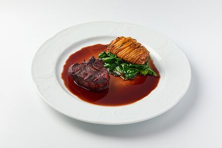 Говяжья вырезка с печеным картофелем и соусом Pepe verde