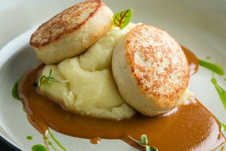 Куриные котлеты с пюре и соусом пармезан