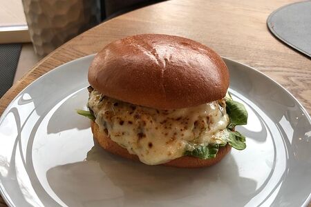 Бургер с сулугуни и печеными овощами