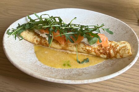 Омлет с лососем и творожным сыром