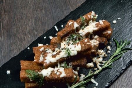 Гренки с чесноком и моцареллой