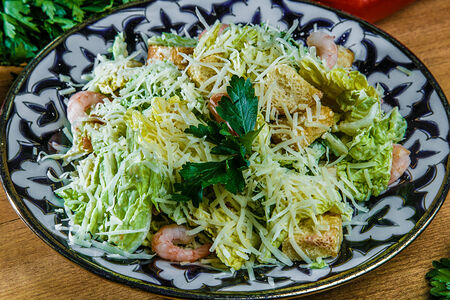 Салат Цезарь с креветками