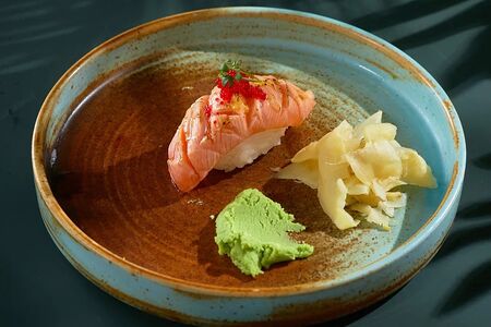 Никкей Лосось абури с сыром