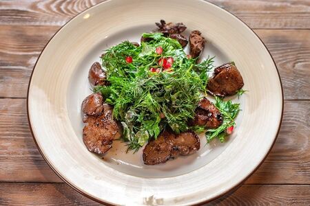 Салат с печенью кролика