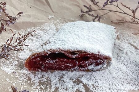 Штрудель с вишней