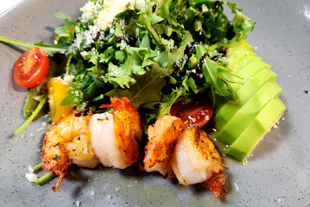 Микс-салат с креветками и авокадо