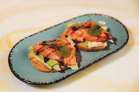 Брускетта с лососем