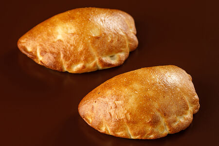 Пирожок сдобный с зеленым луком и яйцом