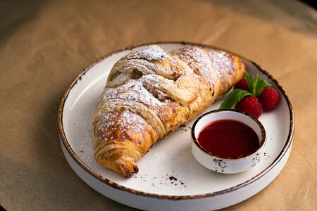 Круассан с заварным кремом и лимоном