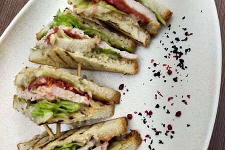 Большой клаб-сэндвич с куриной грудкой