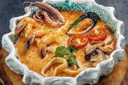 Том ям с морепродуктами