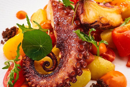 Салат из осьминога с запеченным картофелем и соусом ромеско