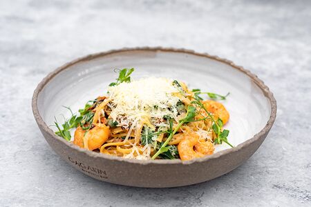 Лингвини с креветками, шпинатом и трюфельным маслом