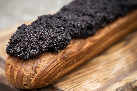 Эклер с маком