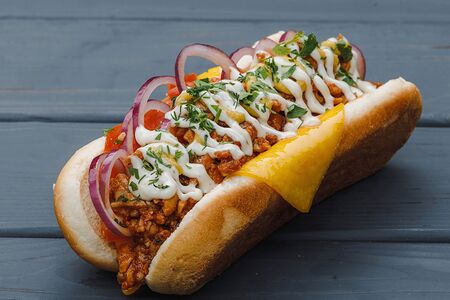 Хот-дог с рваной курицей