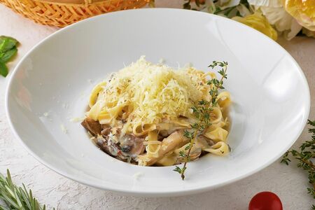 Паста с курицей и грибами