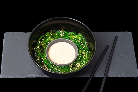 Салат Чука с ореховым соусом