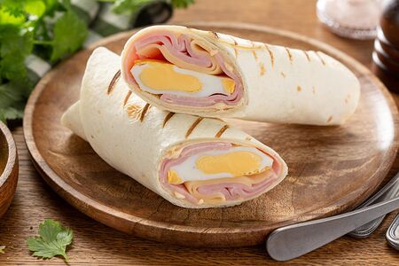 Ролл с ветчиной и яйцом