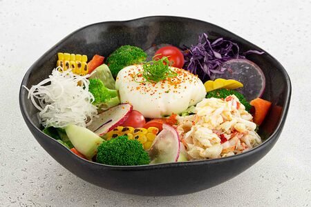 Салат с камчатским крабом и яйцом пашот