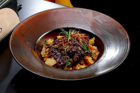 Щечки говяжьи с запеченным мятым картофелем