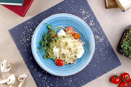 Паста с соусом песто и творожными кнелями