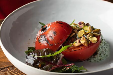 Узбекский помидор на гриле с муссом из рикотты и вакаме