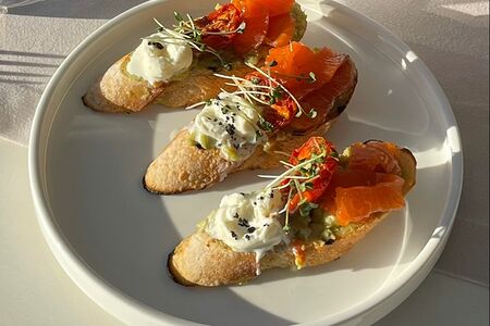 Брускетты с лососем, страчателлой и вялеными томатами