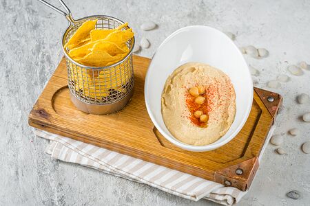 Хумус с чипсами