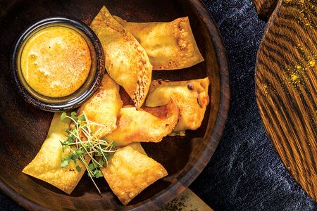 Полдюжины хрустящих начос с сыром и имбирным соусом