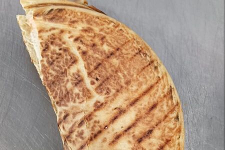 Пицца с курицей, картошкой фри и сыром