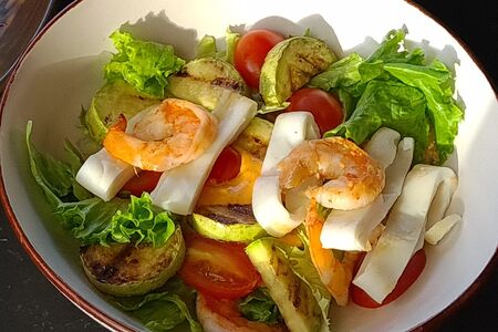 Салат с морепродуктами в соусе том-ям