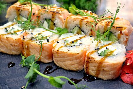 Опаленный лосось с огурцом