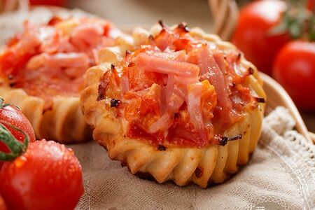 Перепечки с ветчиной, томатами и сыром