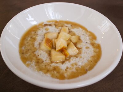 Овсяная каша с яблоками и корицей