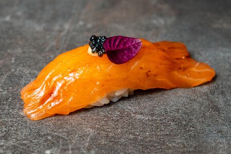 Суши с лососем