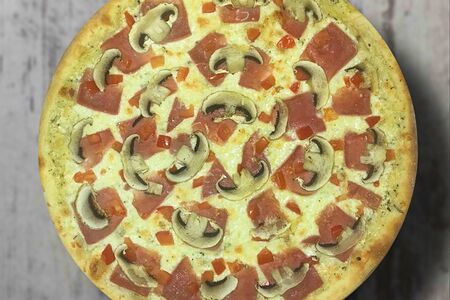 Пицца с ветчиной и грибами