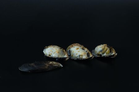 Мидии, запечённые с сырным соусом и васаби