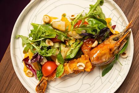 Салат с креветкой скампи