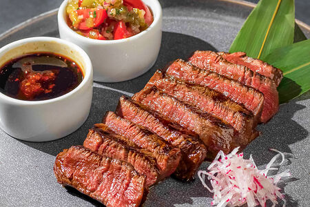 Рибай на гриле с соусом вагю