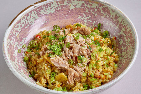 Жареныи рис карри с тунцом конфи