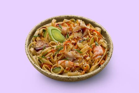 Удон с цыпленком и креветкой