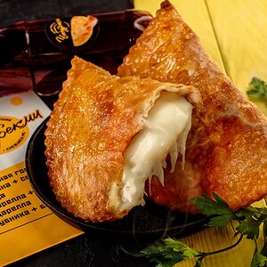 Чебурек с сыром моцарелла