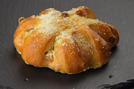 Булочка калорийная с изюмом