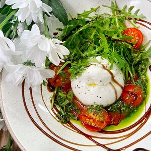 Буррата с рукколой и чиабаттой