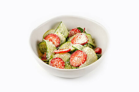 Зеленый салат с клубникой и пармезаном