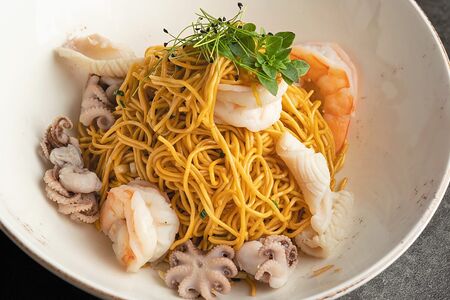 Яичная лапша с морепродуктами