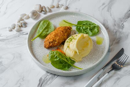 Котлеты из индейки с картофельным пюре и лечо