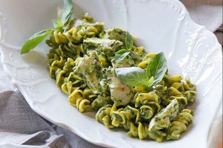 Паста с куриной грудкой и песто из базилика