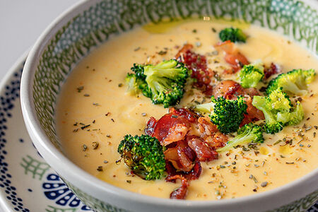 Сырный суп с беконом и брокколи