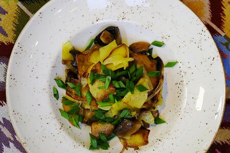 Картофель по-домашнему с грибами